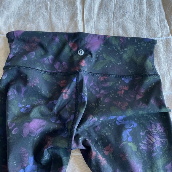 Lululemon Low Rise Wunder Under Crop size 6 - Picture 2 of 3